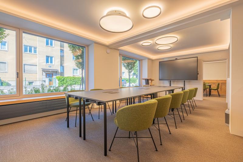 Green&Work Seminarraum WALD Blockbestuhlung 12 Personen 3.jpg